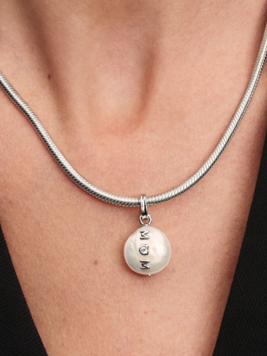 Charm-pendentif Maman avec perle de culture d’eau douce baroque traitée