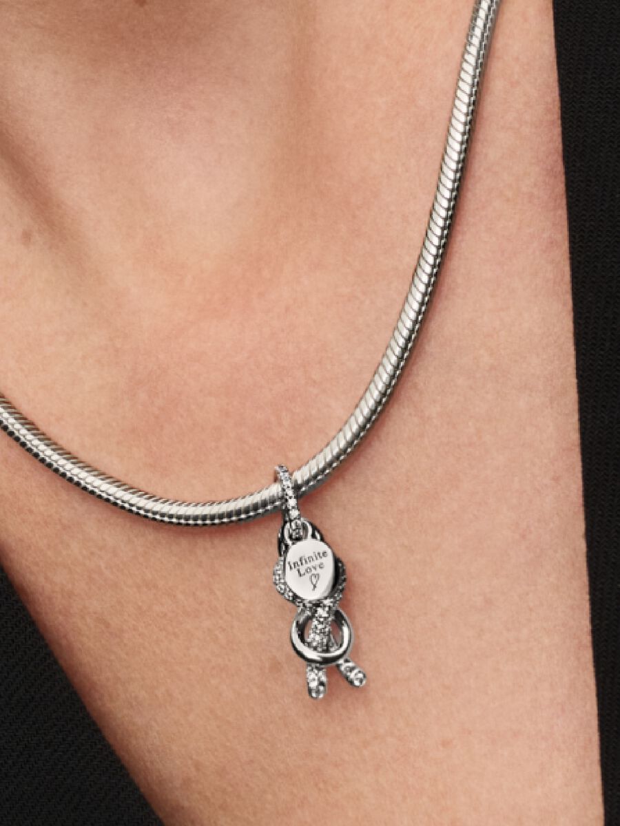 Charm-pendentif Nœud infini pavé