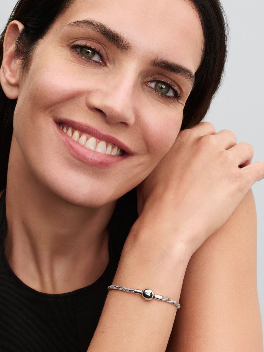 Bracelet à charms avec chaîne serpentine torsadée et fermoir rond