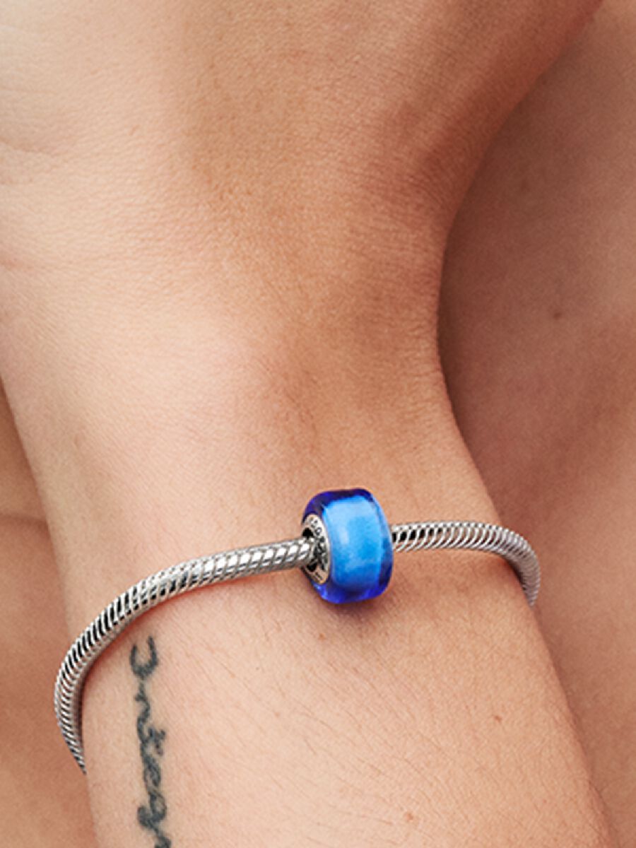 Mini charm bleu en verre de Murano