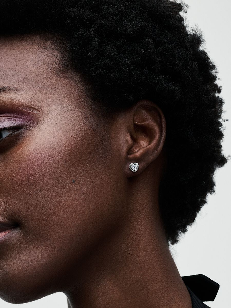 Boutons d’oreille avec cœurs surélevés