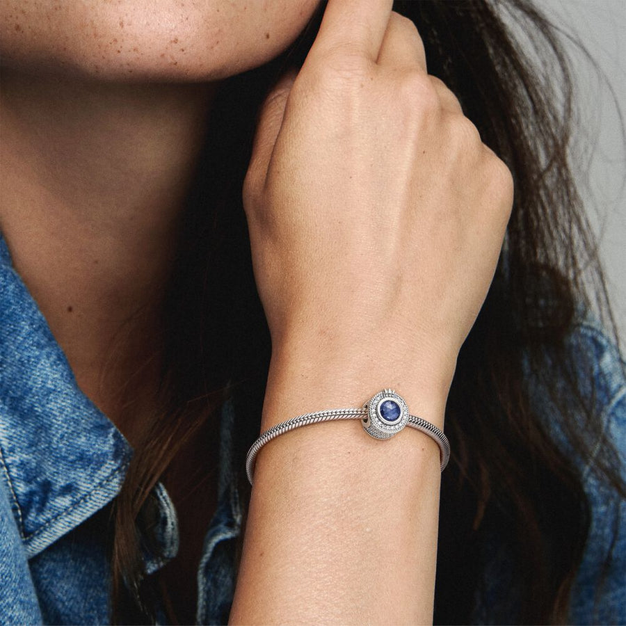 Charm « O » couronné bleu scintillant