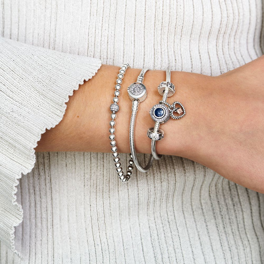 Charm « O » couronné bleu scintillant