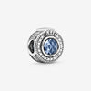 Charm « O » couronné bleu scintillant