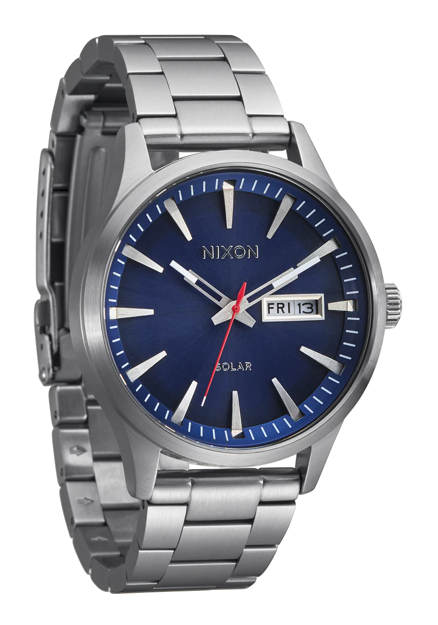 NIXON Sentry Solar Acier inoxydable avec fond bleu