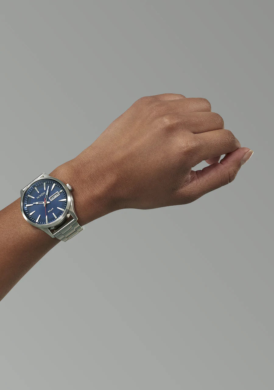 NIXON Sentry Solar Acier inoxydable avec fond bleu