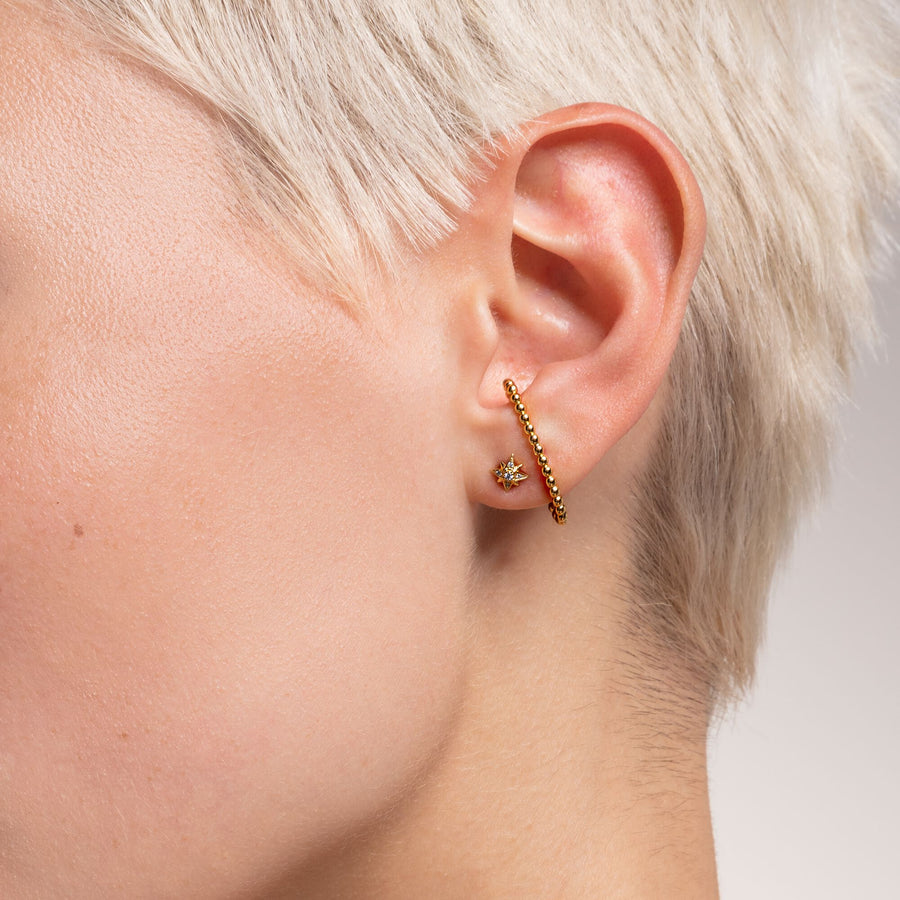 Clou d'oreille unique perles or