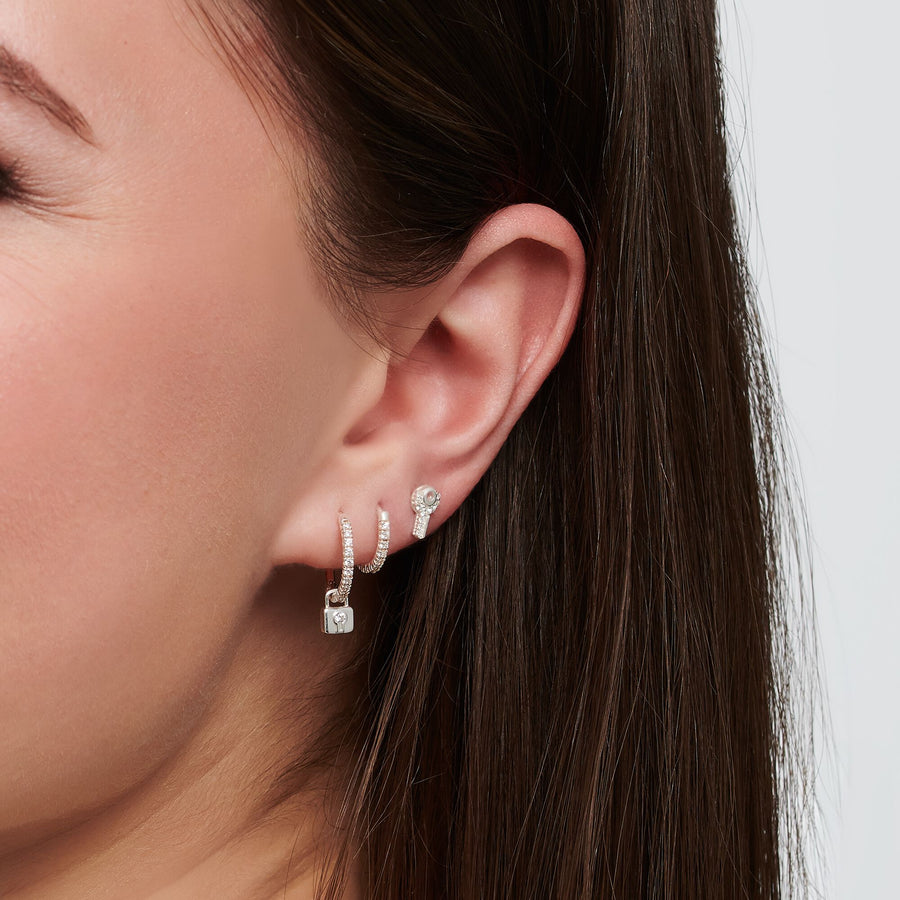 Clou d'oreille unique clé pierres blanches argent
